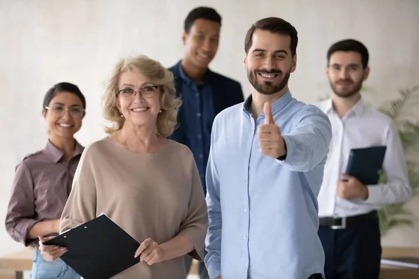 Retrato grupal de empleados multirraciales sonrientes con un líder mayor. — Foto de Stock