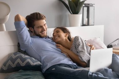 Duygusal, genç, rahat aile çiftimiz komik bir filme gülüyor..