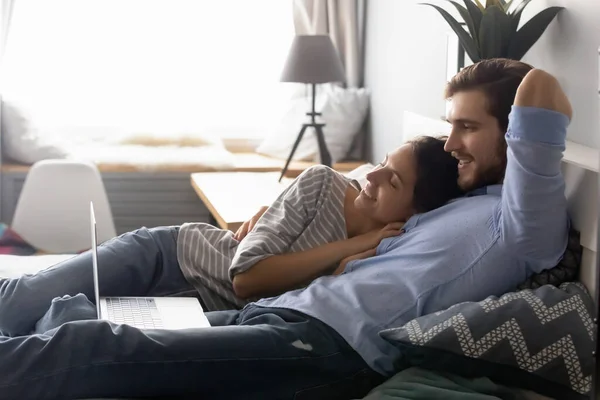 Pareja joven pacífica viendo películas románticas en línea en la computadora. — Foto de Stock