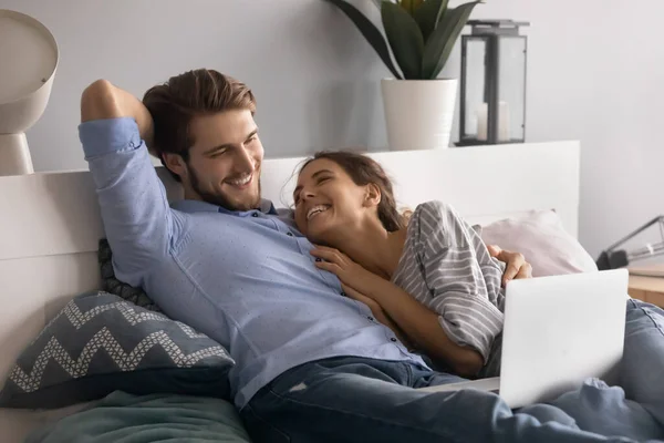 Emocional joven relajado familia pareja riendo de divertido película. —  Fotos de Stock