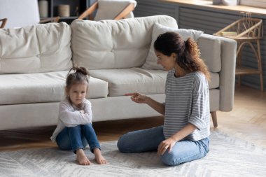Genç anne, küçük stresli anaokulu kızını azarlıyor..