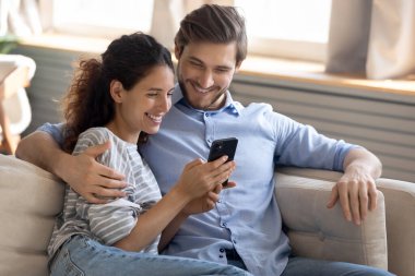 Modern teknoloji bağımlısı aile çiftleri akıllı telefon kullanıyor..