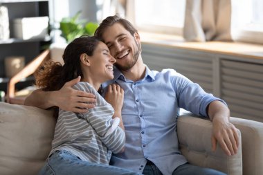 Duygusal, olumlu, romantik aile çifti komik şakalara gülüyor..