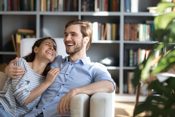 Pareja joven muy alegre divirtiéndose en casa. — Foto de Stock