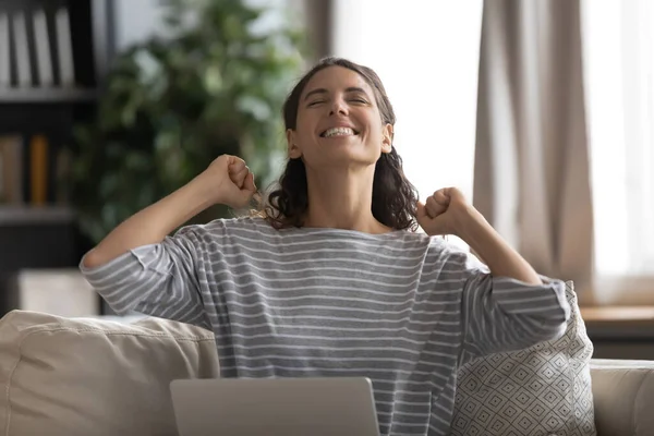 Opgewonden jonge aantrekkelijke vrouw ontving goed nieuws kennisgeving. — Stockfoto