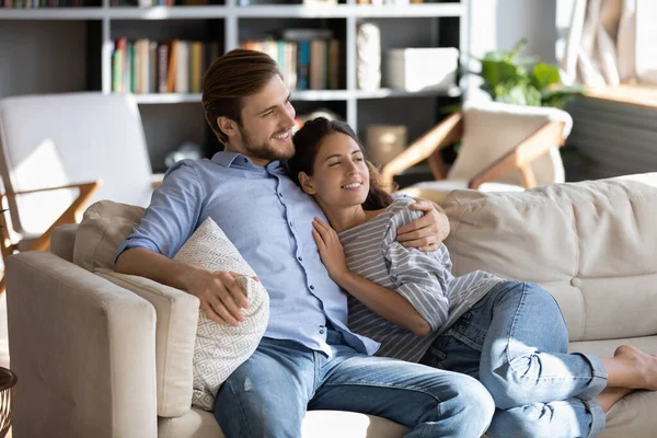 Romantique jeune couple de liaison rêvant de visualiser un bon avenir à la maison. — Photo