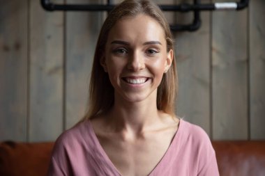 Kameraya bakan güzel bir kadının portresi.