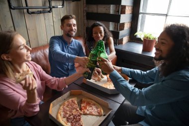 Mutluluktan havalara uçmuş insanları kapatın. Bira şişeleriyle tıkırdıyorlar.