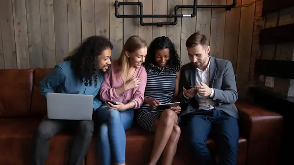 Felice diversi amici divertirsi insieme, guardando schermo tablet — Foto Stock