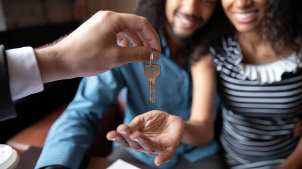 Close up felice coppia afroamericana ricevere le chiavi da agente immobiliare — Foto Stock