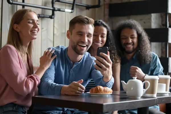 Diverse persone felicissime in posa per la foto nel caffè insieme — Foto Stock