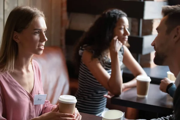 Close-up diverse mensen die deelnemen aan speed dating in cafe — Stockfoto