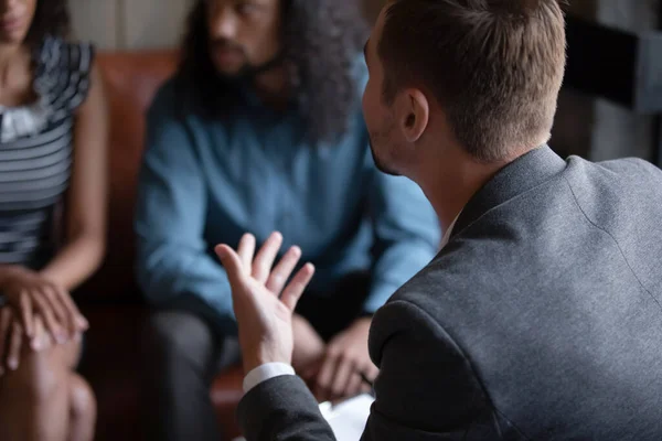 Primer plano psicoterapeuta experto consultando pareja afroamericana en reunión — Foto de Stock