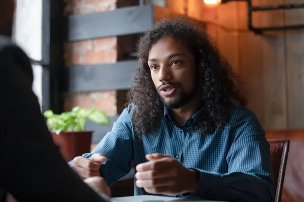 कैफे में नौकरी साक्षात्कार पर बोलने वाले आत्मविश्वासपूर्ण अफ्रीकी अमेरिकी उम्मीदवार — स्टॉक फ़ोटो, इमेज