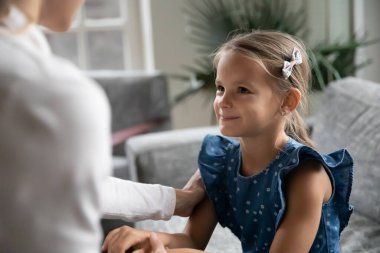 Mutlu küçük kız evde annesiyle barış yapıyor..