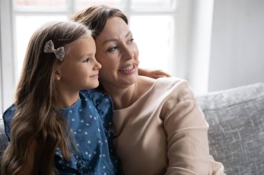 Farklı nesiller hayal edin aile geleceği görselleştiriyor..