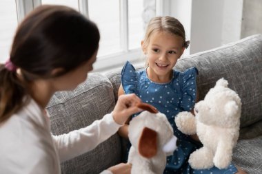 Genç annesiyle oyuncak oynayan sevimli bir çocuk..