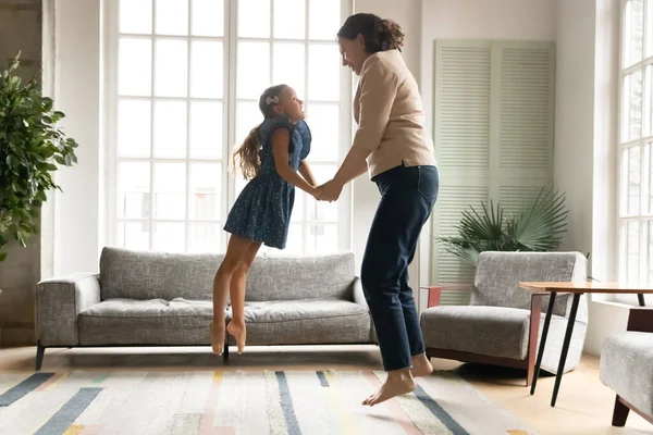 Gelukkig multigenerationeel gezin springen blootsvoets thuis. — Stockfoto