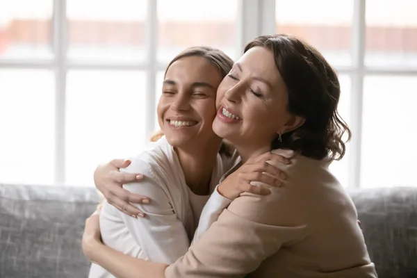 Působivý multigenerační ženské rodiny těší sladké chvíle uvnitř. — Stock fotografie