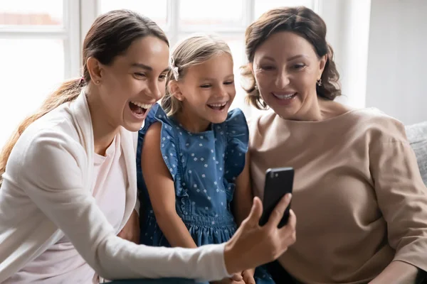 Overjoyed três gerações família feminina posando para selfie móvel. — Fotografia de Stock