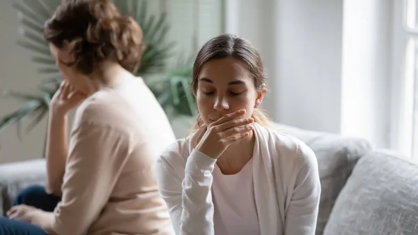 Infeliz familia de diferentes generaciones ignorándose unos a otros después de la pelea. — Foto de Stock