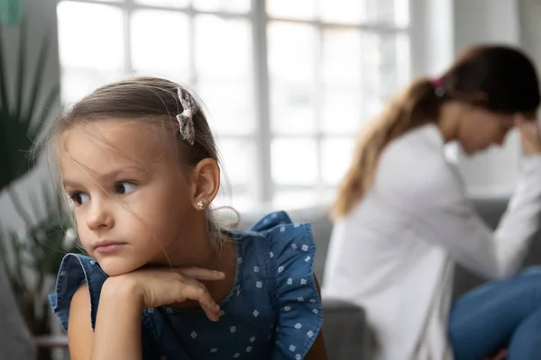 Stresszes kis boldogtalan gyerek lány érzi bántalmazott veszekedés után. — Stock Fotó