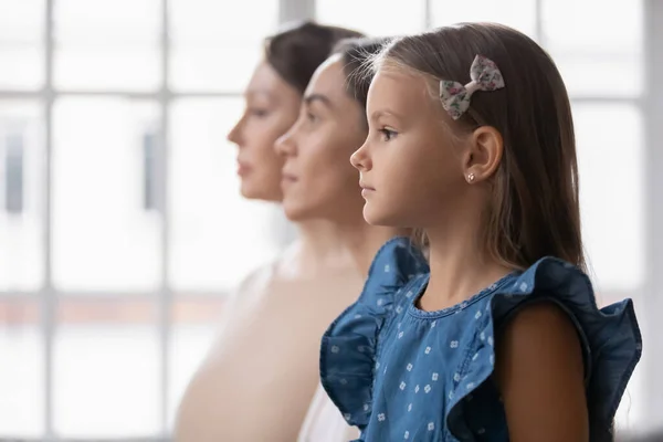 Gyönyörű három női generáció nézi a távolságot. — Stock Fotó