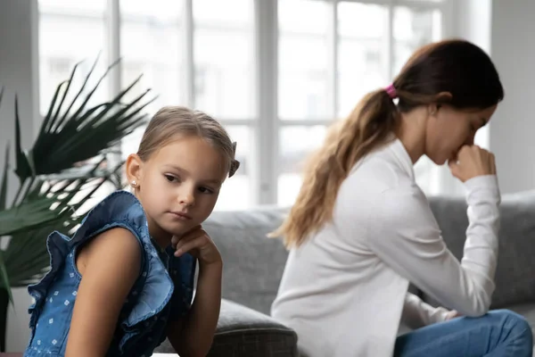 Напряженная маленькая девочка чувствует себя несчастной после семейного конфликта. — стоковое фото