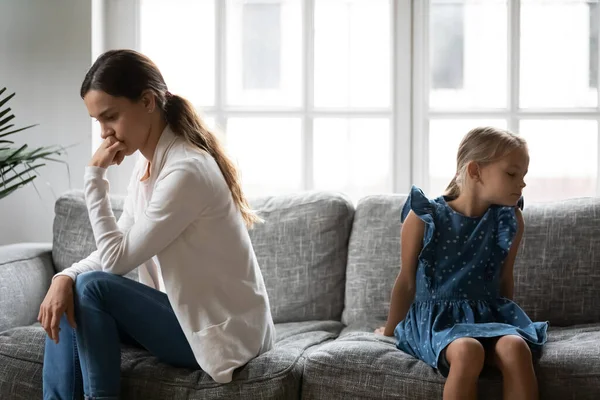 Keluarga yang tidak bahagia menghindari berbicara satu sama lain setelah pertengkaran domestik. — Stok Foto