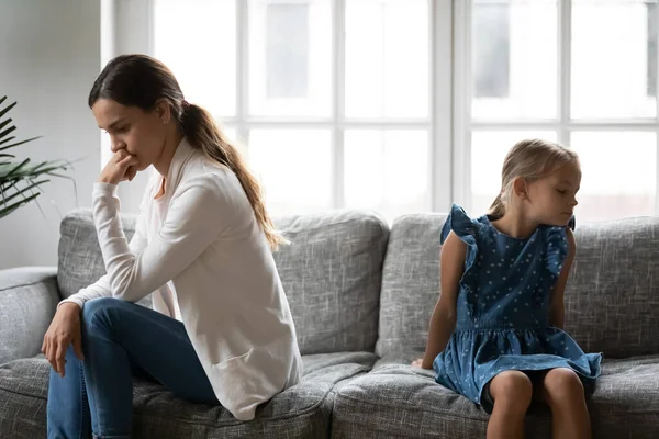 Familia infeliz evitando hablar entre sí después de peleas domésticas. — Foto de Stock