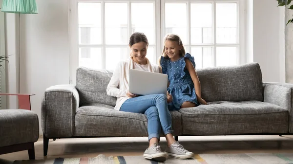 Feliz familia multigeneracional de compras en línea o navegar por la web. — Foto de Stock