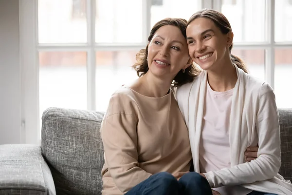 Dreamy vinculación diferentes generaciones femeninas mixta familia de la raza relajante en el interior. — Foto de Stock