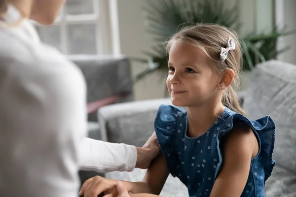 Filha pequena feliz fazendo as pazes com a mamãe em casa. — Fotografia de Stock