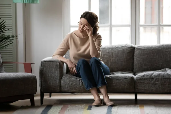 Unzufriedene gestresste 50-jährige Frau denkt über schwere Entscheidung nach. — Stockfoto