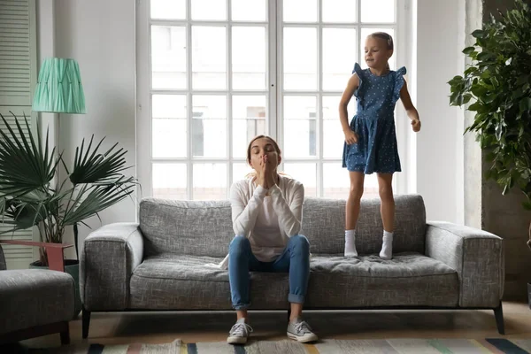 Gespannen vrouw gevoel moe van luid ondeugend klein kind dochter. — Stockfoto