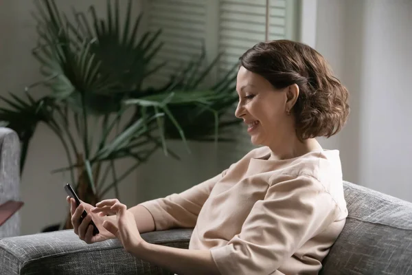 Trevlig medelålders äldre kvinna som använder telefon. — Stockfoto