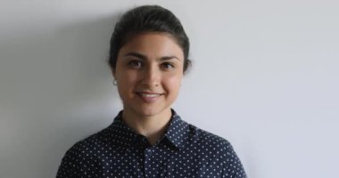 Kızılderili 25 'lerin portresi gri arka planda poz veriyor.