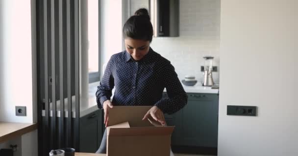 Mujer india abre paquete satisfecho por los bienes comprados en internet — Vídeos de Stock