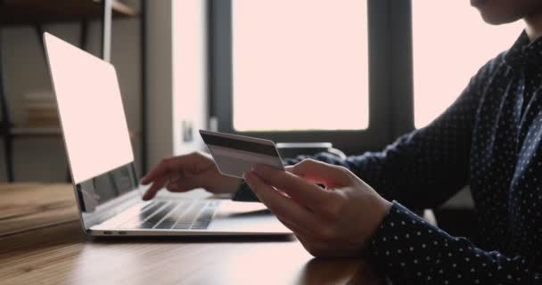 Primer plano uso femenino portátil introducir datos de la tarjeta de crédito hace la compra — Vídeos de Stock