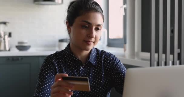 Indische Frau kauft online mit Laptop ein und bezahlt mit Kreditkarte — Stockvideo