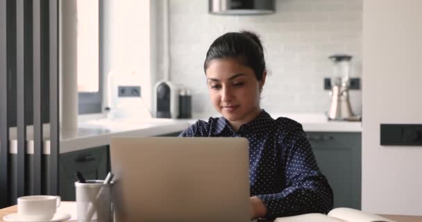 Wanita menyelesaikan pekerjaan pada laptop santai menempatkan tangan di belakang kepala — Stok Video