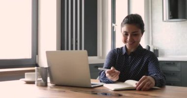 İş kadını arama bilgileri internet üzerinden kişisel düzenleyiciyle yazıyor.