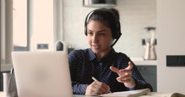 Hintli öğrenci internetten kulaklık ve video çağrı uygulaması kullanıyor.