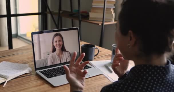 Videoanruf zwischen zwei besten Freundinnen, die sich distanziert unterhalten — Stockvideo