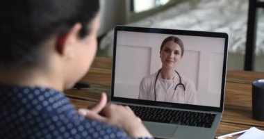 Kardiyolog, video aramasıyla müşteriye tıbbi danışmanlık hizmeti sunar