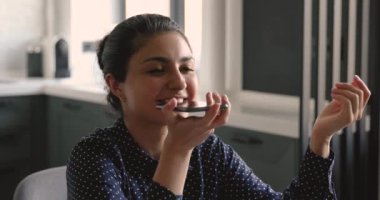 Hintli girişimci müşterisiyle hoparlörde akıllı telefon konuşması yapıyor.