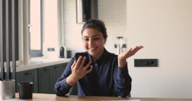 Akıllı telefonu tutan kadın SMS 'den harika haberler alıyor. Heyecanlı.