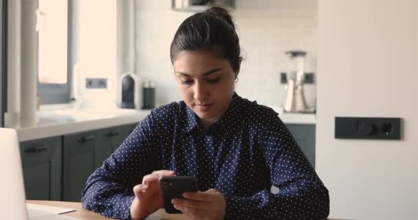 Indická žena drží sms sms sms sms sms sms sms používat nové cool aplikace — Stock video