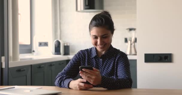 India chica celebración smartphone hace videocall ola mano saludo amigo — Vídeos de Stock