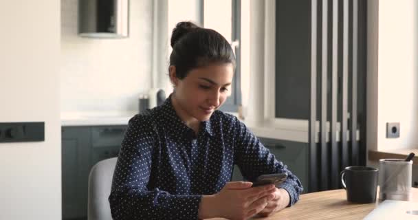 Menina indiana detém celular recebendo grande sms notícias se sente feliz — Vídeo de Stock